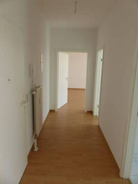 Flur Richtung Küche und WZ - 