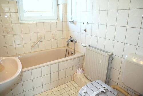 Tageslicht-Bad mit Badewanne - 
