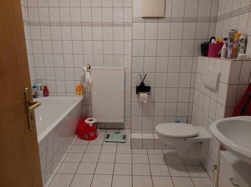 Bad mit Wanne - 4 Zimmer Etagenwohnung in Aschersleben