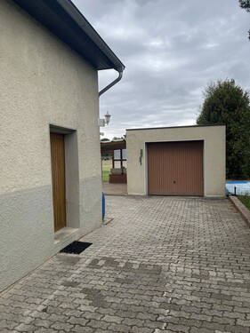 Hausansicht Seite mit Garage - 5 Zimmer Einfamilienhaus zum Kaufen in Freden
