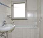 Badezimmer - Tageslichtbad mit Wanne und Waschbecken - 