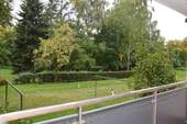 Balkon: Blick in die Grünanlage hinter der Wohnanlage - 3 Zimmer Etagenwohnung in Bayreuth