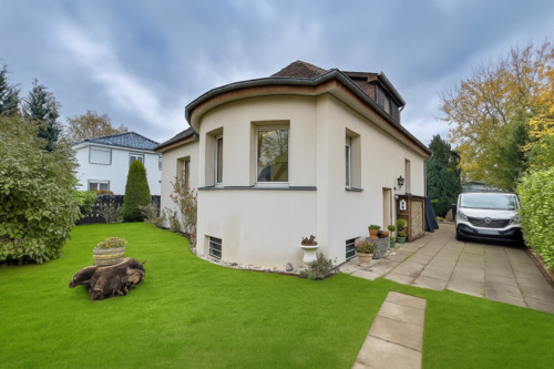 Ansicht - Charmantes Einfamilienhaus mit Pool und Ausbaupotenzial in ruhiger Lage