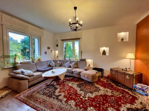 Wohnzimmer mit Kamin - 4 Zimmer Einfamilienhaus zum Kaufen in Berlin