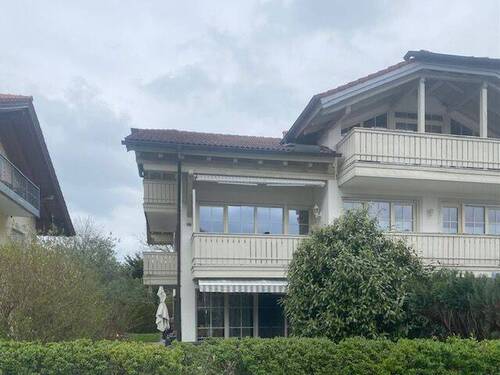 Hausansicht - Hübsch 2,5-Zi.-Wohnung im 1. OG, mit Bergblick und zwei Balkonen.