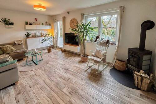 Wohnzimmer mit Kaminofen - Einfamilienhaus mit 119,10 m&sup2; in Sieverstedt zum Kaufen