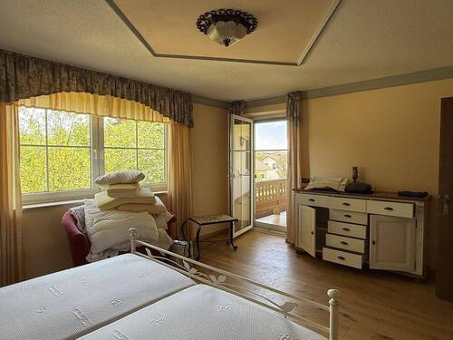 OG-Schlafzimmer mit Zugang Balkon - 