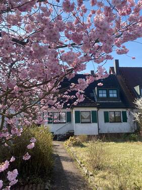 Ansicht Hauseingangsseite - Charmante Doppelhaushälfte im fränkischen Stil mit Garage in ruhiger Wohnlage von Alterlangen (sanierungsbedürftig)