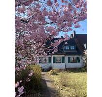 Charmante Doppelhaushälfte im fränkischen Stil mit Garage in ruhiger Wohnlage von Alterlangen (sanierungsbedürftig)