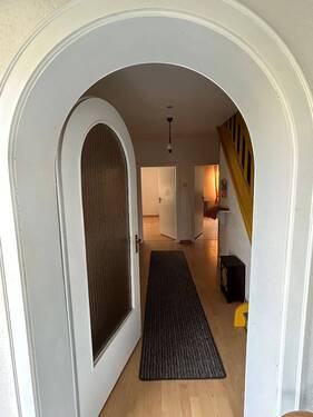 Tür zwischen Vorbau und Flur - Doppelhaushälfte mit 119,00 m&sup2; in Erlangen zum Kaufen