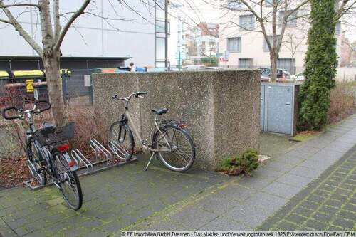 Fahrradstellplätze und Mülltonnen - 