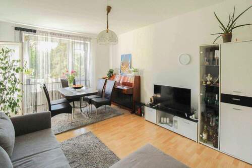 Wohnzimmer - 3 Zimmer Etagenwohnung zum Kaufen in Erkrath