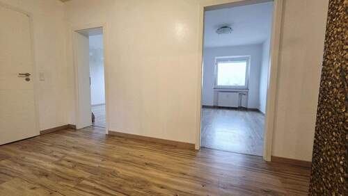 Flur Blick Schlafzimmer - 3 Zimmer Etagenwohnung zum Kaufen in Frankenthal