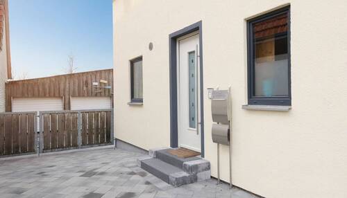 Haustür und Zufahrt - 9 Zimmer Einfamilienhaus in Bad Wünnenberg