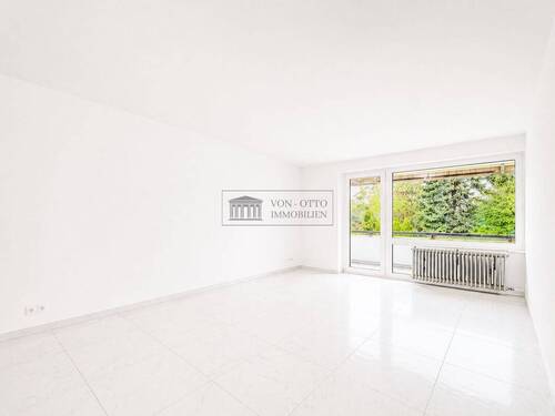 Wohnzimmer - Bezugsfrei! Stilvoll renoviert inkl. Tiefgarage!