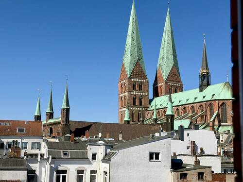 Bild 1 - Ab sofort Verfügbar: Helle 4,5-Zimmer-DG-Wohnung mit Fahrstuhl in Top-Altstadtlage (WG-tauglich)