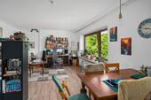 Einlegerwohnung: Wohnzimmer im Obergeschoss (29,70 m²) - 