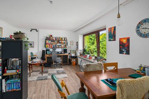Einlegerwohnung: Wohnzimmer im Obergeschoss (29,70 m²) - 