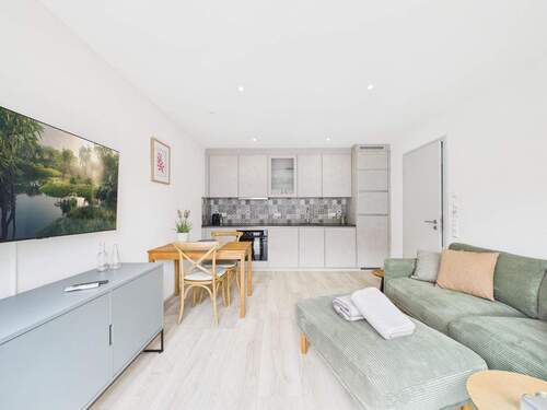 Wohnbereich mit Küche - Designmöbliert & bezugsfertig: Neue 2-Zimmer-Wohnung mit Vollausstattung