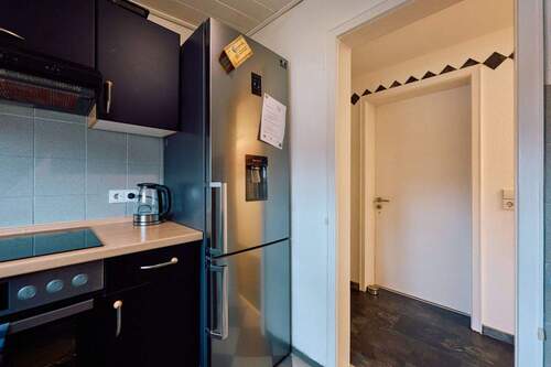 Küche mit Einbauküche und Blick zum Flur - 