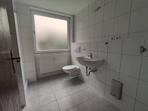 Badezimmer mit Wanne und Dusche - 