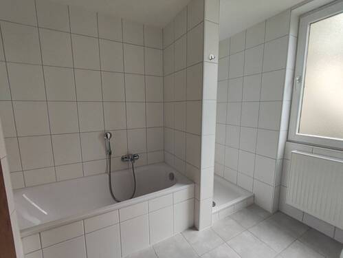 Badezimmer mit Wanne und Dusche - 