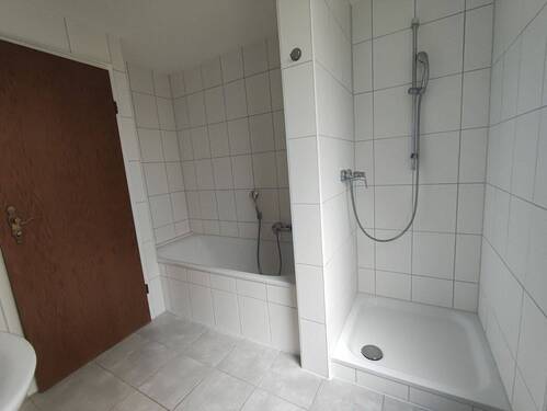 Badezimmer mit Wanne und Dusche - 