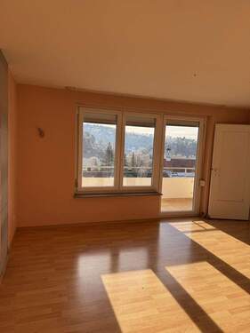 Wohnzimmer mit Blick auf Balko - sonnige Wohnung mit Balkon in Veringenstadt