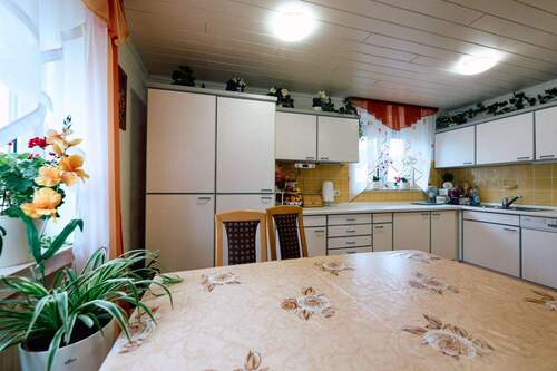 Küche mit Einbauküche mit Essbereich - 