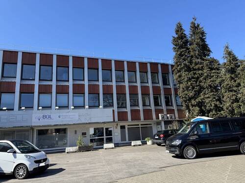Hausansicht - Sanierte 4-Zimmer-Wohnung in Niendorf.