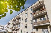 Hausansicht - Mit Balkon! Modernisierte 2-Zimmer-Wohnung in Bremerhaven-Lehe