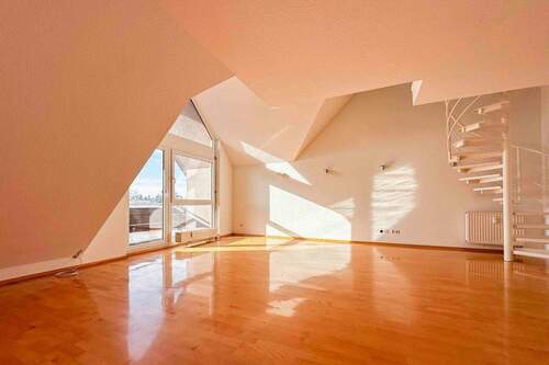 Wohnbereich - Helles Wohnerlebnis auf zwei Ebenen - leerstehende 2-Zimmer-Maisonette mit Loggia und Stellplatz