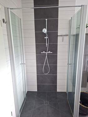 ..... und Dusche. - 