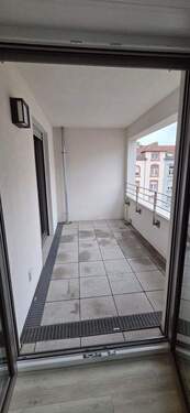 Balkon mit grauen Betonplatten. - 