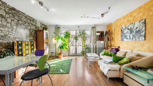 Wohnzimmer 1 - Großzügige 3-Zimmer-Wohnung mit zwei Loggien in Degerloch - kurzfristig verfügbar