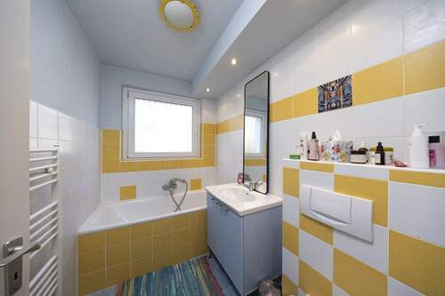 Badezimmer mit Fenster und Badewanne - 