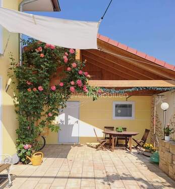 Terrasse im Sommer - Schmuckstück nahe Regensburg: sehr gepflegtes EFH mit Keller, Garten, Doppelgarage und viele Extras!