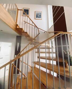 Treppenhaus EG - OG - 5 Zimmer Einfamilienhaus in Barbing