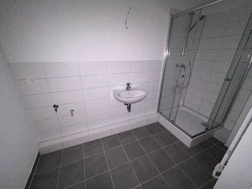 Bad mit Dusche - 