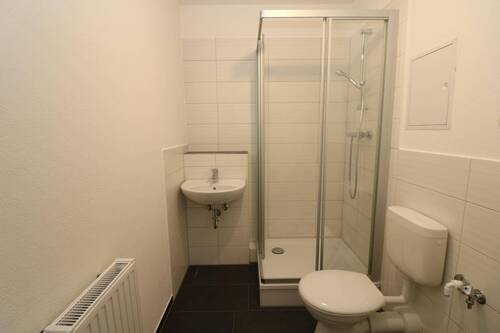 Bad mit Dusche - XXL 4-Raum-Wohnung mit Wanne, Dusche u. 2 Balkonen!!!!