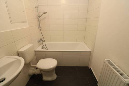 Bad mit Wanne - 4 Zimmer Etagenwohnung zur Miete in Freiberg