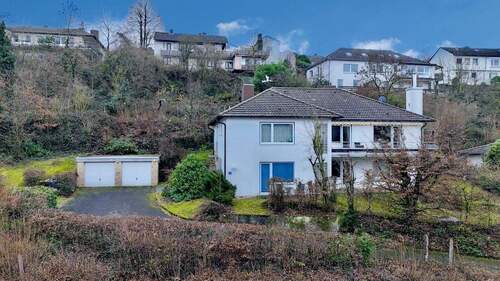 Vorderansicht mit Einfahrt u. Garagen - 8 Zimmer Mehrfamilienhaus, Wohnhaus zum Kaufen in Melsungen