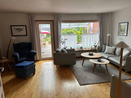 Wohnzimmer mit Zugang zur Terrasse und Garten.JPG - 