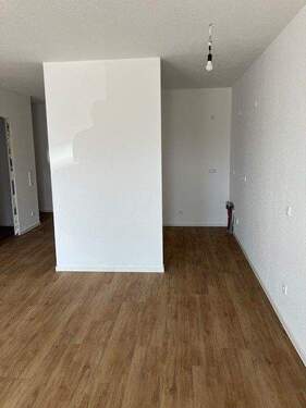 Blick in den Küchenbereich, weiße Wände, brauner Vinyl-Designboden in Holzoptik - 