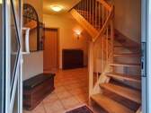 Diele mit Holztreppe - Einfamilienhaus mit 119,00 m&sup2; in Hohen Neuendorf zum Kaufen