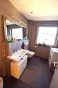 Badezimmer mit Fenster Betriebswohnung - 