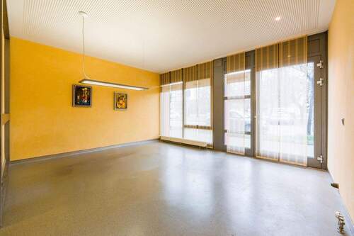 Fensterfront in Richtung Straße - 