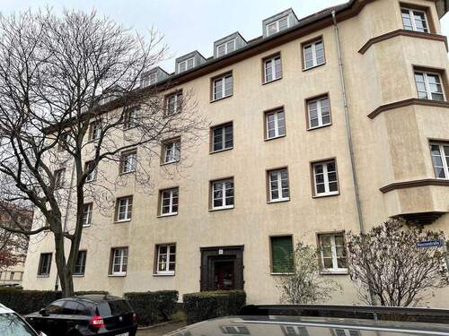 Hausfront - Gemütlich! + Helle 2 Zimmer in Anger-Crottendorf + Tageslichtbad + Dusche + Laminatboden