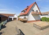 Straßenansicht mit Zufahrt und Garagen - Einfamilienhaus mit Einliegerwohnung, großem Grundstück und Garagen in Sehlde