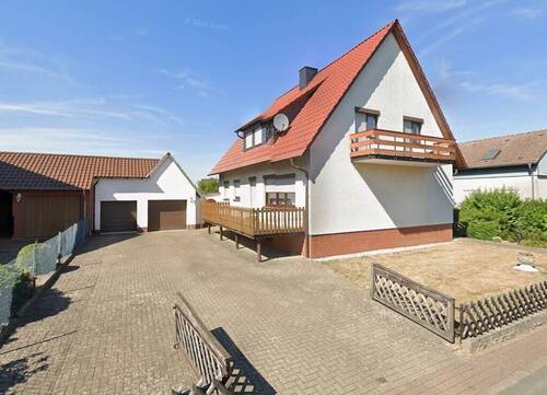Straßenansicht mit Zufahrt und Garagen - Einfamilienhaus mit Einliegerwohnung, großem Grundstück und Garagen in Sehlde